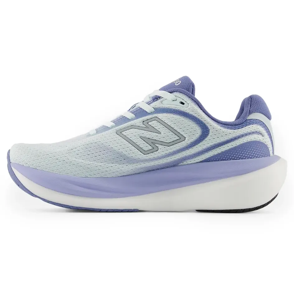 Tênis New Balance 1080v15 Feminino Azul Claro em ângulo frontal, exibindo design moderno e fechamento em cadarço.
